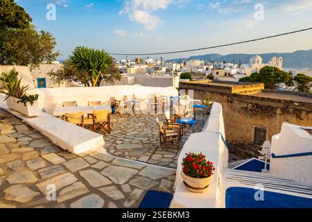 Terrasse de restaurant typique de taverne grecque dans le village de Plaka au coucher du soleil, île de Milos, Cyclades, Grèce Banque D'Images