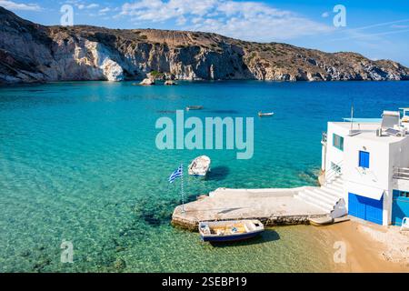 Vue sur la belle baie de la mer dans le village de Firopotamos avec des maisons blanches sur le rivage, l'île de Milos, Cyclades, Grèce Banque D'Images