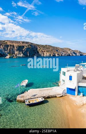 Vue sur la belle baie de la mer dans le village de Firopotamos avec des maisons blanches sur le rivage, l'île de Milos, Cyclades, Grèce Banque D'Images