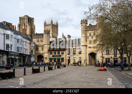 Les tours de la cathédrale de Wells et le portier du palais de l'évêque s'élèvent derrière la place du marché dans la petite ville de Somerset. Banque D'Images