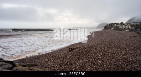 Le mauvais temps souffle sur le front de mer de Sidmouth sur la côte jurassique de Devon. Banque D'Images
