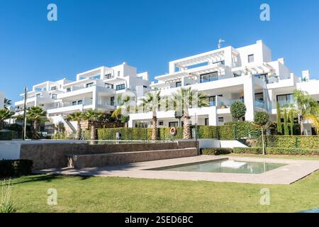une image de complexe de maisons de vacances de luxe avec piscines privées et plusieurs appartements méditerranéens Banque D'Images