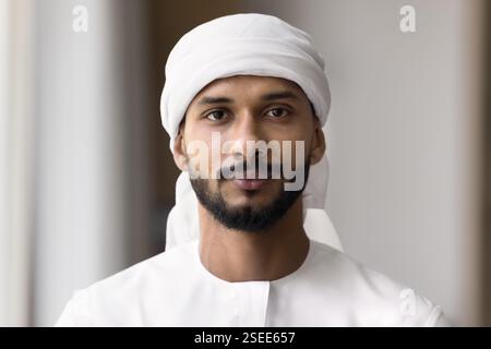 Gros plan portrait d'un jeune homme d'affaires arabe sérieux et confiant Banque D'Images