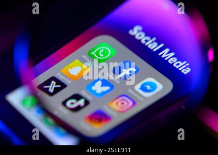 Bruxelles, Belgique. 08th Feb, 2025. WhatsApp application mobile apparaît aux côtés d'autres applications de médias sociaux, vu dans cette illustration photo. Prise à Bruxelles, Belgique, le 8 février 2025. (Jonathan Raa/Sipa USA) *** strictement à des fins éditoriales *** crédit : Sipa USA/Alamy Live News Banque D'Images