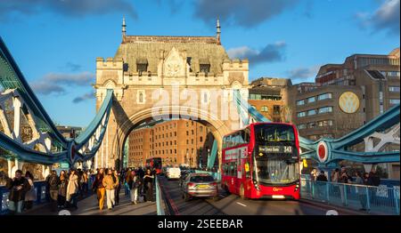 Londres, Royaume-Uni - 24 novembre 2024 : une scène animée sur Tower Bridge à Londres avec des piétons et un bus à impériale rouge. Banque D'Images