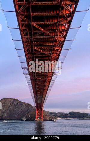 Une vue du dessous du Golden Gate Bridge depuis le M/S Konigsdam entrant dans la baie de San Francisco Banque D'Images