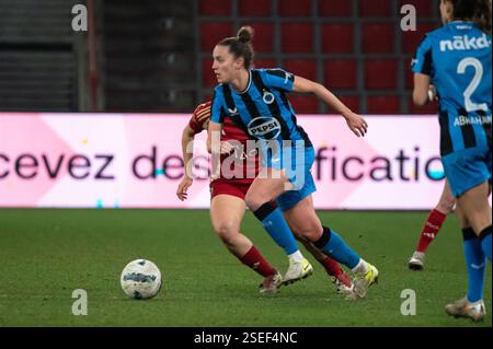 Liège, Belgique. 08th Feb, 2025. Liège, Belgique, 08 février 2025 : Chloé Vande Velde (8 Club YLA) contrôle le ballon (action) lors du match de Super League du Lotto entre Standard Femina de Liège et ClubYLA au stade de Maurice Dufrasne à Liège, Belgique (Martin Pitsch/SPP) crédit : SPP Sport Press photo. /Alamy Live News Banque D'Images