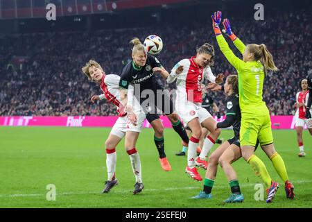 Amsterdam, pays-Bas. 08th Feb, 2025. AMSTERDAM, PAYS-BAS - 8 FÉVRIER : ISA Kardinaal de l'Ajax, Ella van Kerkhoven de Feyenoord, Danique Noordman de l'Ajax, et la gardienne Regina Van Eijk de l'Ajax combattent pour la possession lors d'un match Néerlandais Azerion Women's Eredivisie entre l'Ajax et Feyenoord à Johan Cruijff Arena le 8 février 2025 à Amsterdam, pays-Bas. (Photo de Leiting Gao/Orange Pictures) crédit : Orange pics BV/Alamy Live News Banque D'Images