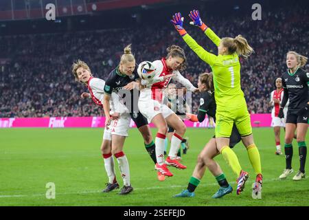 Amsterdam, pays-Bas. 08th Feb, 2025. AMSTERDAM, PAYS-BAS - 8 FÉVRIER : ISA Kardinaal de l'Ajax, Ella van Kerkhoven de Feyenoord, Danique Noordman de l'Ajax, et la gardienne Regina Van Eijk de l'Ajax combattent pour la possession lors d'un match Néerlandais Azerion Women's Eredivisie entre l'Ajax et Feyenoord à Johan Cruijff Arena le 8 février 2025 à Amsterdam, pays-Bas. (Photo de Leiting Gao/Orange Pictures) crédit : Orange pics BV/Alamy Live News Banque D'Images