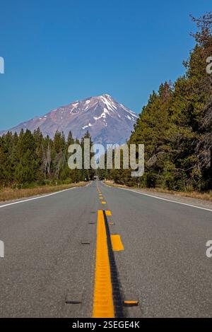 Bartle, Californie - Mt. Shasta depuis California Highway 89. La route fait partie de la Volcanic Legacy Scenic Byway. Banque D'Images