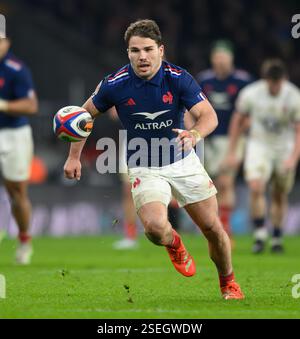 Londres, Royaume-Uni. 08th Feb, 2025. Angleterre v France - Championnat des six Nations - Allianz Stadium - Twickenham. Antoine Dupont en action. Crédit photo : Mark pain / Alamy Live News Banque D'Images