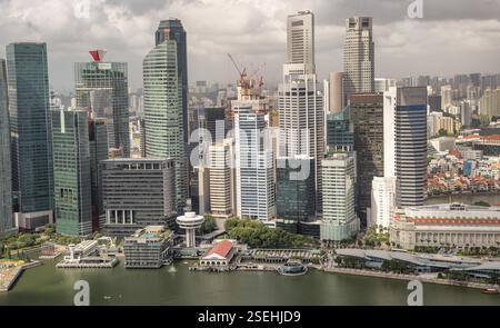 Horizon des gratte-ciel dans le centre-ville de Singapour d'une vue plongeante Banque D'Images