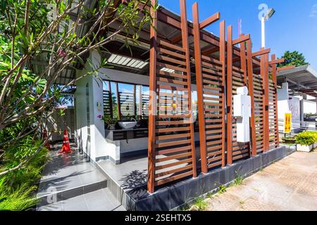 Toilettes publiques pour hommes au design contemporain moderne avec des lignes épurées et un style minimaliste à Phuket Thaïlande Banque D'Images