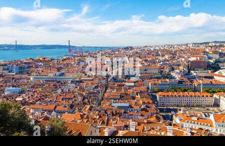 Panorama des quartiers Baixa, Chiado, Bairro Alto et Alcantara à Lisbonne, Portugal, avec vue sur l'ascenseur de Santa Justa, couvent Carmo, Figueira Squar Banque D'Images
