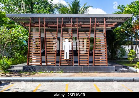 Toilettes publiques pour hommes au design contemporain moderne avec des lignes épurées et un style minimaliste à Phuket Thaïlande Banque D'Images