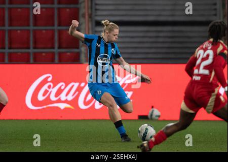 Liège, Belgique. 08th Feb, 2025. Liège, Belgique, 08 février 2025 : Caitlin Lievens (21 Club YLA) tire le ballon (action) lors du match de Super League du Lotto entre Standard Femina de Liège et ClubYLA au stade de Maurice Dufrasne à Liège, Belgique (Martin Pitsch/SPP) crédit : SPP Sport Press photo. /Alamy Live News Banque D'Images