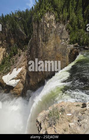 Au bord des chutes inférieures dans le Grand Canyon de Yellowstone, parc national de Yellowstone, Wyoming, États-Unis, États-Unis, Amérique du Nord Banque D'Images