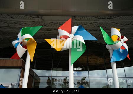 Des roues à épingles colorées ornent le Googleplex, Mountain View, CA. Google cadeaux. Banque D'Images