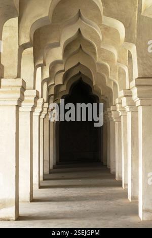 Spacieux couloir long de la salle Maratha Darbar à l'intérieur du complexe du palais de Thanjavur, Thanjavur, Tamil Nadu, Inde, Asie Banque D'Images
