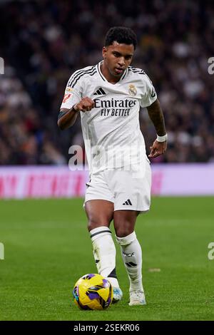 Madrid, Madrid, Espagne. 9 février 2025. Rodrygo se rend du Real Madrid CF lors du match de football de la Liga opposant le Real Madrid CF à l'Atletico de Madrid au stade Santiago Bernabeu de Madrid, Espagne, le 8 février 2025 (crédit image : © Ruben Albarran/ZUMA Press Wire) USAGE ÉDITORIAL SEULEMENT! Non destiné à UN USAGE commercial ! Crédit : ZUMA Press, Inc/Alamy Live News Banque D'Images