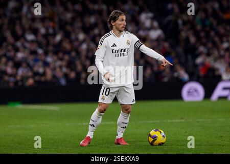 Madrid, Madrid, Espagne. 9 février 2025. Luka Modric du Real Madrid CF lors du match de football de la Liga opposant le Real Madrid CF à l'Atlético de Madrid au stade Santiago Bernabeu de Madrid, Espagne, le 8 février 2025 (crédit image : © Ruben Albarran/ZUMA Press Wire) USAGE ÉDITORIAL SEULEMENT! Non destiné à UN USAGE commercial ! Crédit : ZUMA Press, Inc/Alamy Live News Banque D'Images