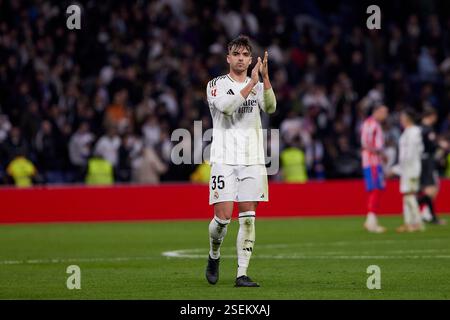 Madrid, Madrid, Espagne. 9 février 2025. Raul Asencio du Real Madrid lors du match de football de la Liga opposant le Real Madrid CF à l'Atlético de Madrid au stade Santiago Bernabeu de Madrid, Espagne, le 8 février 2025 (crédit image : © Ruben Albarran/ZUMA Press Wire) USAGE ÉDITORIAL SEULEMENT! Non destiné à UN USAGE commercial ! Crédit : ZUMA Press, Inc/Alamy Live News Banque D'Images