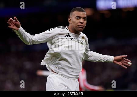 Madrid, Madrid, Espagne. 9 février 2025. Kylian Mbappe du Real Madrid CF lors du match de football de la Liga opposant le Real Madrid CF à l'Atlético de Madrid au stade Santiago Bernabeu de Madrid, Espagne, le 8 février 2025 (crédit image : © Ruben Albarran/ZUMA Press Wire) USAGE ÉDITORIAL SEULEMENT! Non destiné à UN USAGE commercial ! Crédit : ZUMA Press, Inc/Alamy Live News Banque D'Images
