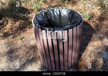 Poubelle en bois avec doublure en plastique à l'extérieur Banque D'Images
