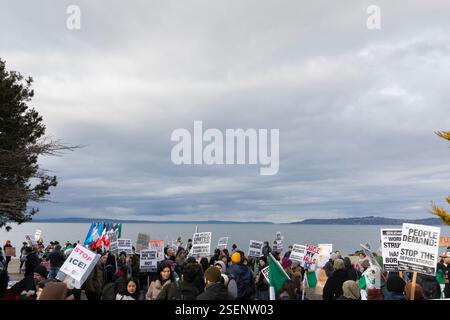 Seattle, Washington, États-Unis. 8 février 2025. Les manifestants se rassemblent à Alki Beach à Seattle pour une manifestation contre LA GLACE. Organisé par la communauté latino-américaine locale, le rassemblement et la marche ont attiré des centaines de manifestants et de partisans contre L’ICE et la déportation de migrants par l’administration vers des camps de détention à Guantanamo Bay, Cuba. Crédit : Paul Christian Gordon/Alamy Live News Banque D'Images