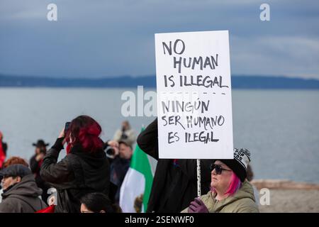 Seattle, Washington, États-Unis. 8 février 2025. Les manifestants se rassemblent à Alki Beach à Seattle pour une manifestation contre LA GLACE. Organisé par la communauté latino-américaine locale, le rassemblement et la marche ont attiré des centaines de manifestants et de partisans contre L’ICE et la déportation de migrants par l’administration vers des camps de détention à Guantanamo Bay, Cuba. Crédit : Paul Christian Gordon/Alamy Live News Banque D'Images