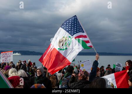Seattle, Washington, États-Unis. 8 février 2025. Les manifestants se rassemblent à Alki Beach à Seattle pour une manifestation contre LA GLACE. Organisé par la communauté latino-américaine locale, le rassemblement et la marche ont attiré des centaines de manifestants et de partisans contre L’ICE et la déportation de migrants par l’administration vers des camps de détention à Guantanamo Bay, Cuba. Crédit : Paul Christian Gordon/Alamy Live News Banque D'Images