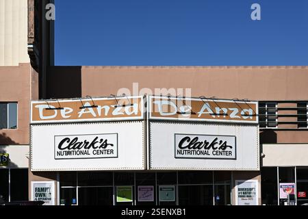 RIVERSIDE, CALIFORNIE - 2 février 2025 : chapiteau sur l'ancien théâtre de Anza, qui abrite maintenant le Clarks Nutritional Center et d'autres magasins de détail. Banque D'Images