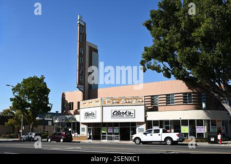 RIVERSIDE, CALIFORNIE - 2 février 2025 : L'ancien théâtre de Anza, qui abrite maintenant le Clarks Nutritional Center et d'autres magasins de détail. Banque D'Images