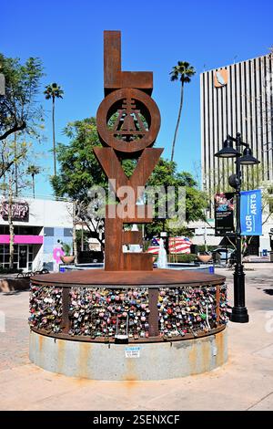 RIVERSIDE, CALIFORNIE - 2 février 2025 : Love sculpture dans le centre commercial piétonnier de main Street dans le centre-ville de Riverside, avec la California Tower dans le Backgrou Banque D'Images