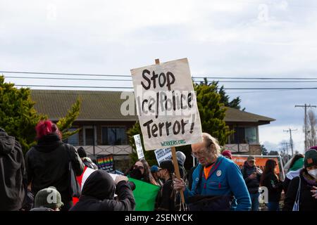 Seattle, Washington, États-Unis. 8 février 2025. Les manifestants se rassemblent à Alki Beach à Seattle pour une manifestation contre LA GLACE. Organisé par la communauté latino-américaine locale, le rassemblement et la marche ont attiré des centaines de manifestants et de partisans contre L’ICE et la déportation de migrants par l’administration vers des camps de détention à Guantanamo Bay, Cuba. Crédit : Paul Christian Gordon/Alamy Live News Banque D'Images