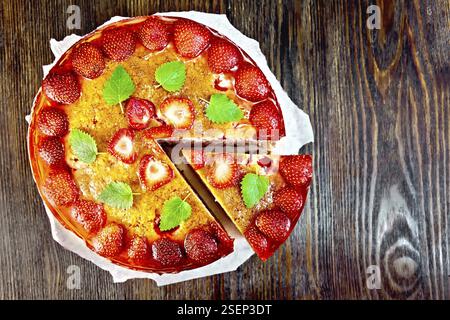 Graphique avec fraise, kissel, gelée de menthe et sur un fond de papier parchemin sur planche de bois sur le dessus Banque D'Images