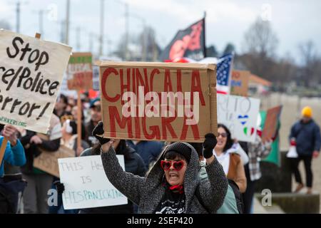 Seattle, Washington, États-Unis. 8 février 2025. Les manifestants s’emparent de la plage d’Alki Beach à Seattle lors d’une manifestation contre LA GLACE. Organisé par la communauté latino-américaine locale, le rassemblement et la marche ont attiré des centaines de manifestants et de partisans contre L’ICE et la déportation de migrants par l’administration vers des camps de détention à Guantanamo Bay, Cuba. Crédit : Paul Christian Gordon/Alamy Live News Banque D'Images