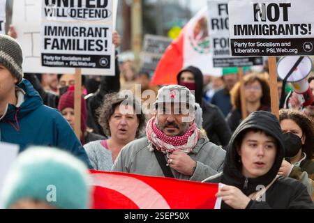 Seattle, Washington, États-Unis. 8 février 2025. Les manifestants s’emparent de la plage d’Alki Beach à Seattle lors d’une manifestation contre LA GLACE. Organisé par la communauté latino-américaine locale, le rassemblement et la marche ont attiré des centaines de manifestants et de partisans contre L’ICE et la déportation de migrants par l’administration vers des camps de détention à Guantanamo Bay, Cuba. Crédit : Paul Christian Gordon/Alamy Live News Banque D'Images
