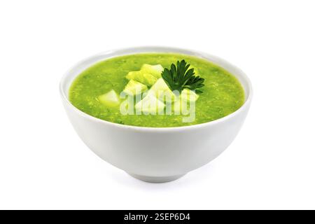 Soupe de concombre avec des poivrons verts, le persil et l'ail dans un bol isolé sur fond blanc Banque D'Images