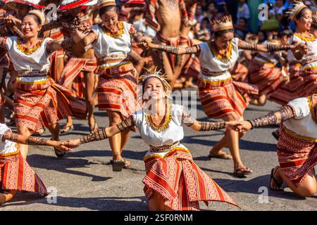 Les danseurs du festival se produisent pendant la danse de rue au festival Abrenian Kawayan à Abra, aux Philippines, une célébration culturelle honorant le bambou Banque D'Images