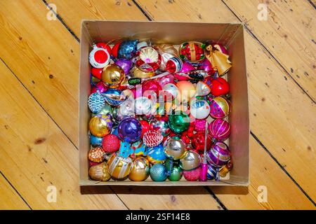 Boîte colorée de boules sapins de Noël Banque D'Images