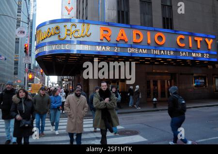 New York, États-Unis. 07 février 2025. Les gens passent devant Radio City Music Hall à Manhattan, New York. Crédit : SOPA images Limited/Alamy Live News Banque D'Images