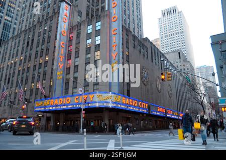 New York, États-Unis. 07 février 2025. Les gens passent devant Radio City Music Hall à Manhattan, New York. Crédit : SOPA images Limited/Alamy Live News Banque D'Images