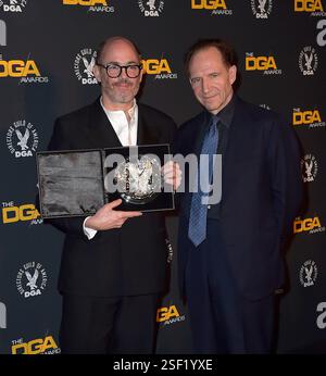 Beverly Hills, États-Unis. 08th Feb, 2025. Edward Berger et Ralph Fiennes i la salle de presse de la 77e édition annuelle des DGA Awards qui s'est tenue à l'hôtel Beverly Hilton le 8 février 2025 à Beverly Hills, CA. © Starbuck/AFF-USA.com crédit : AFF/Alamy Live News Banque D'Images