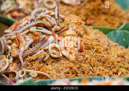 Vue rapprochée du riz frit. Le riz est parfaitement frit, combiné avec de succulentes crevettes, calmars, poulpe tendre et légumes. Banque D'Images