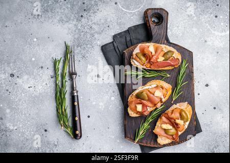 Tapa au jambon jambon jambon jambon jambon jambon, parmesan et olives. fond gris. vue de dessus. Banque D'Images