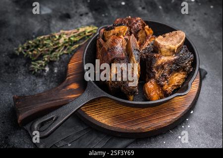 De courtes côtes de bœuf tendres dans une poêle, assaisonnées d'herbes et d'épices. Parfait pour les blogs culinaires ou les menus de restaurant qui se concentrent sur la viande copieux et savoureux d Banque D'Images