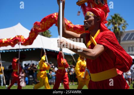 Cape Town, Afrique du Sud. 8 février 2025. Un artiste local exécute une danse du dragon à la foire du temple Lantern Festival à Cape Town, Afrique du Sud, le 8 février 2025. Crédit : Wang Lei/Xinhua/Alamy Live News Banque D'Images