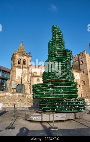 Gijon, Espagne;3 février 2025;cette photographie saisissante capture le Árbol de la Sidra (cidre), une sculpture monumentale à Gijón, Asturies, Espagne. C Banque D'Images