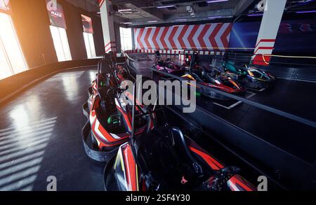 Nouveaux karts électriques dans la piste de course intérieure moderne Banque D'Images